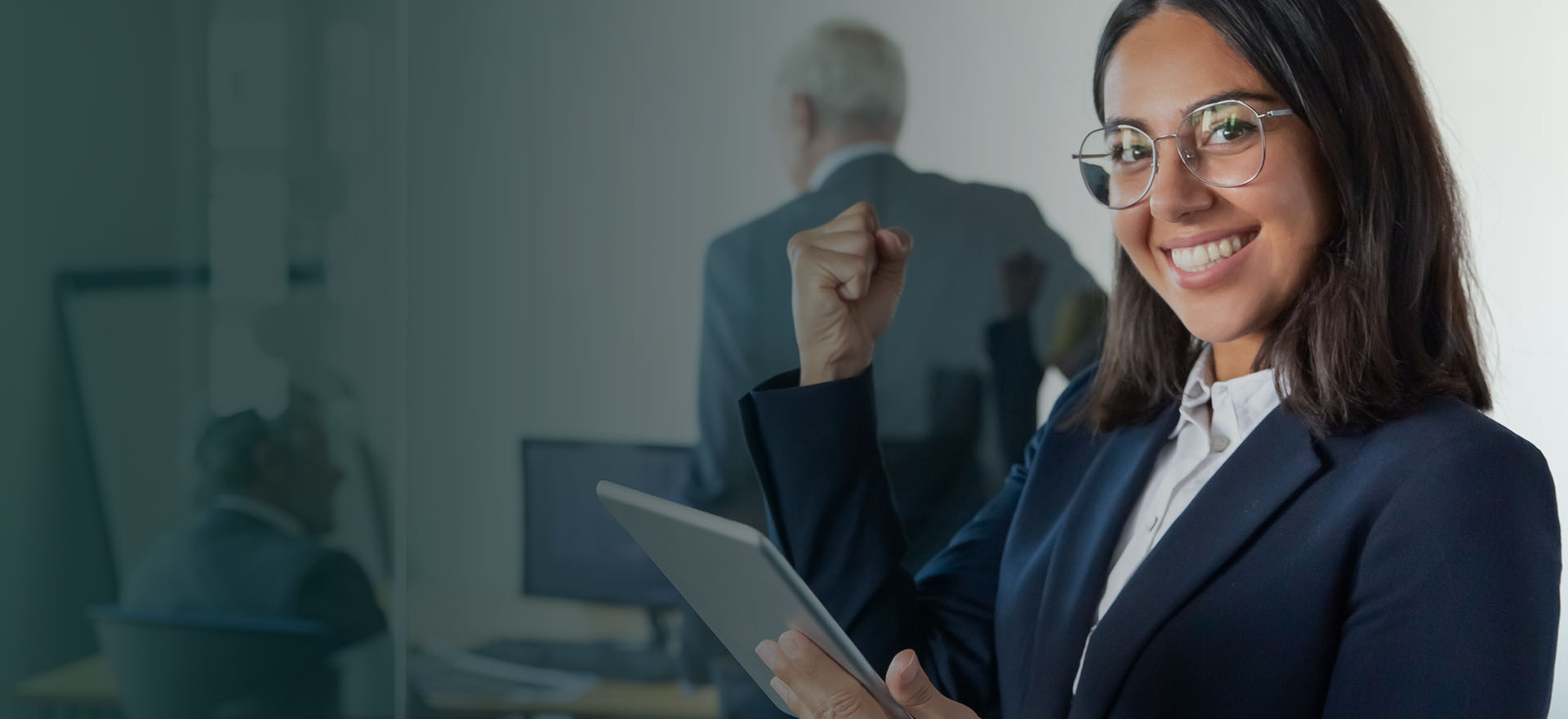 Mujer empresaria teniendo éxito en ADEME